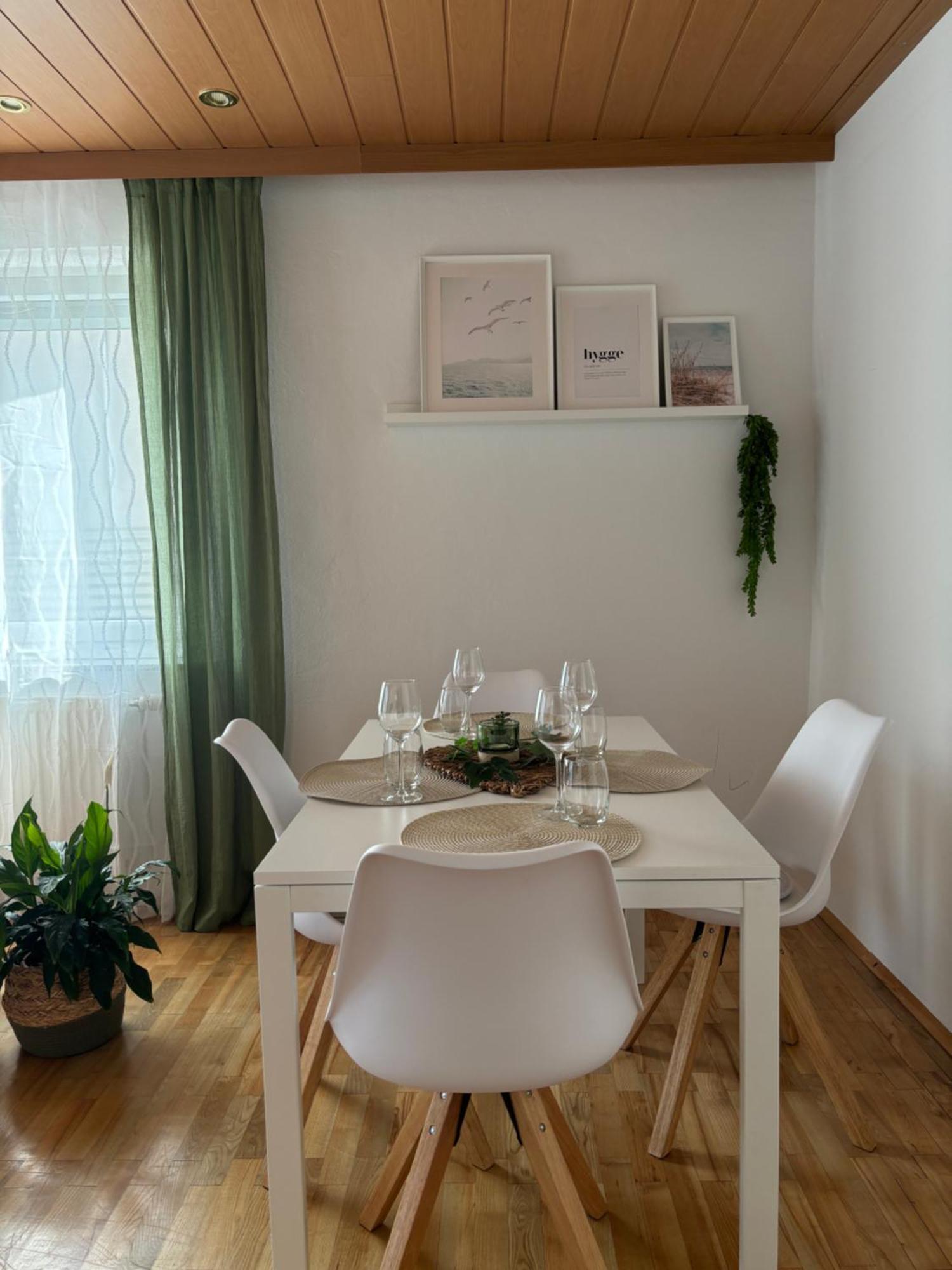 Wohnung See- Und Bergnaehe Гмунден Стая снимка
